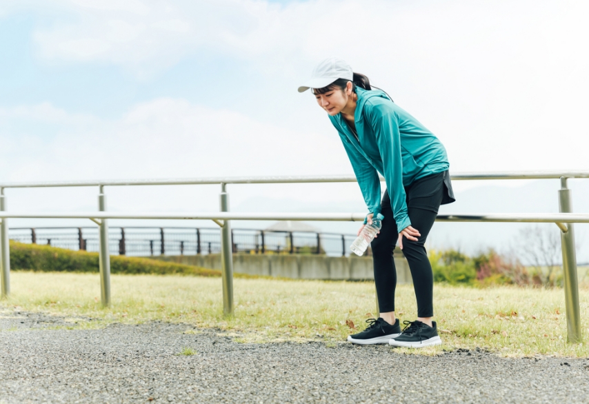 熱中症により不調を感じる女性