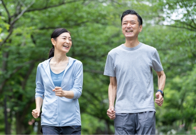 ウォーキングをする男女